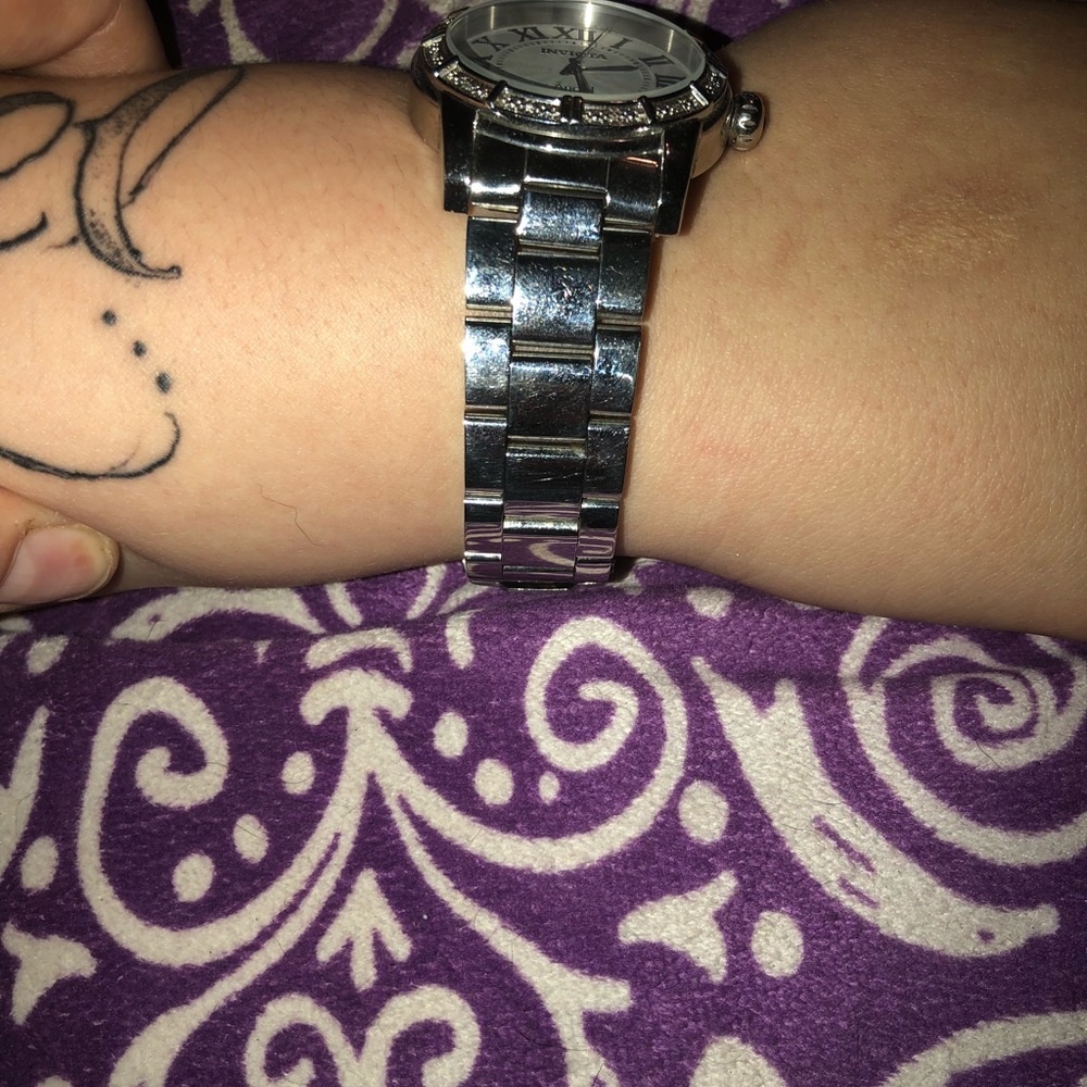 Women’s watch works, needs battery